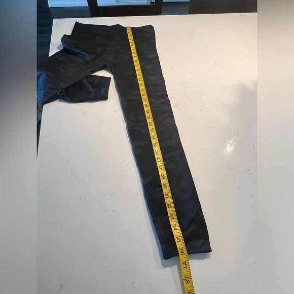 Spanx Cropped Look at Me Now Black Camo Leggings size 1X - Picture 10 of 14